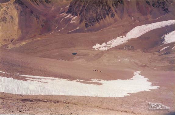A longa subida entre Plaza de Mulas (4.300 m) e Nido de Condores (5.500 m), a caminho do cume do Aconcágua, a maior montanha das Américas, no oeste da Argentina (temporada de 1998/99)